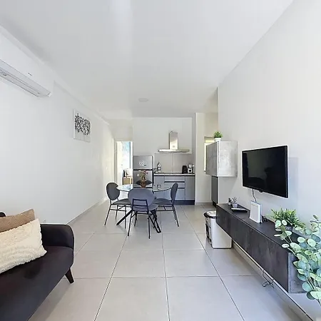Cosy 1br Near Beach, Bars & Restaurants 아파트 세인트폴스베이