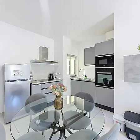 Cosy 1br Near Beach, Bars & Restaurants *